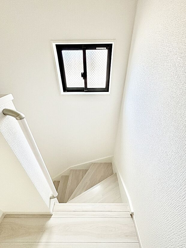 階段は手すり付きなので小さなお子さまやご高齢の方も安心です