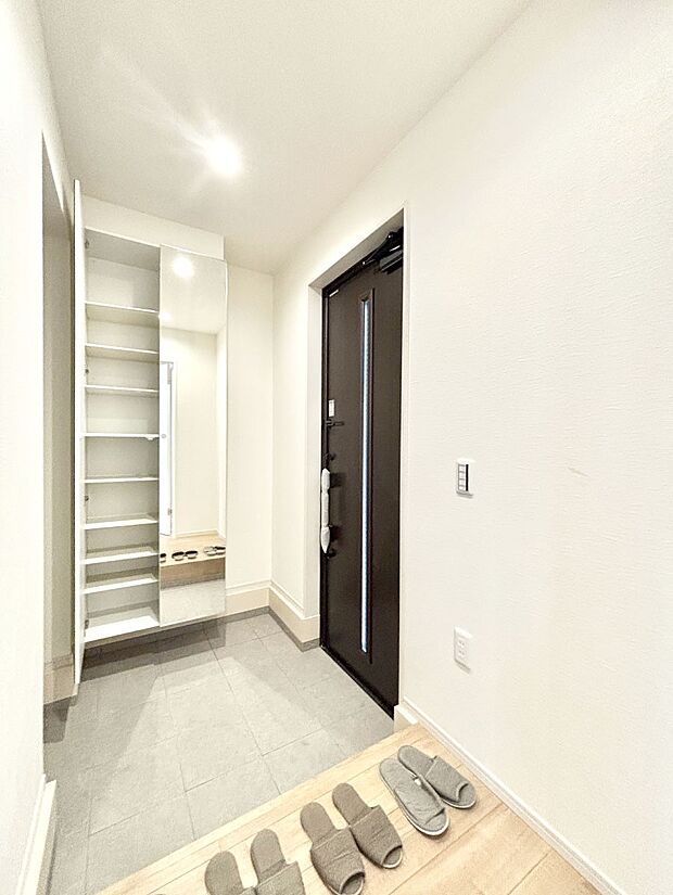 明るい玄関はお客様をお出迎えするのにぴったりです!