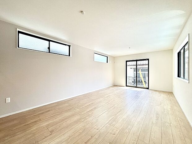 大きな窓からたっぷりの陽光と風を感じられるリビング