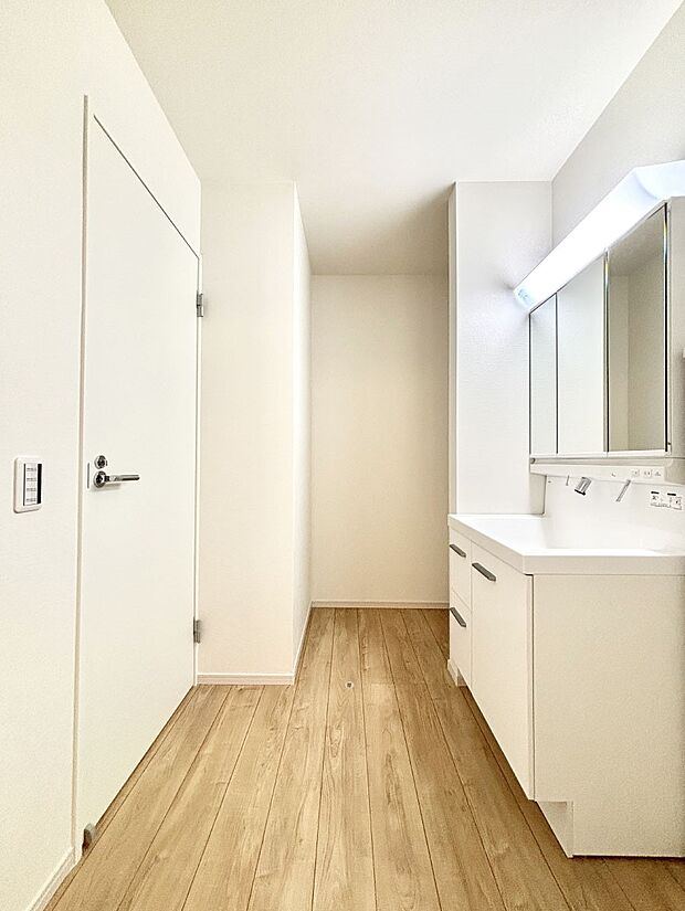 明るい洗面所は毎朝の身支度も楽しくできちゃいそうです。