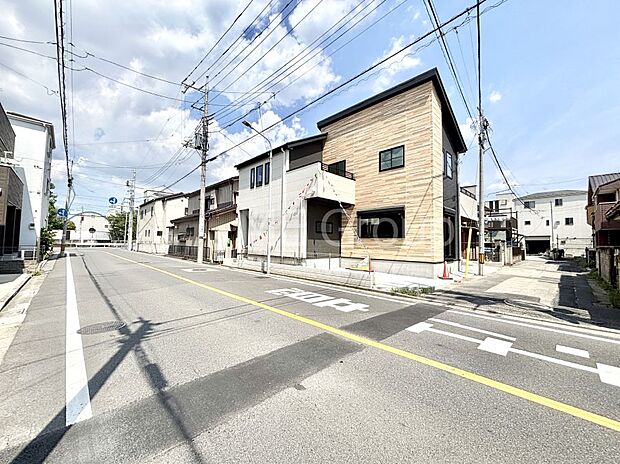 前面道路はきちんと整備されています  