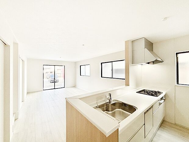 ご家族の会話弾む対面キッチン。お料理中のパパママもご家族と過ごす時間が増えそう!