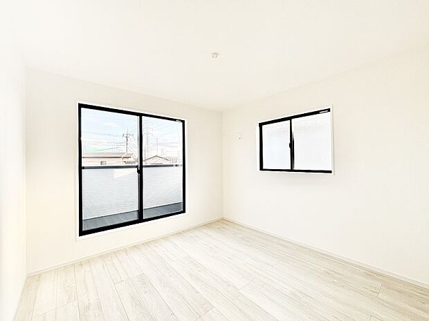 バルコニーが明るさと開放感を演出!朝スッキリと目覚められそうですね