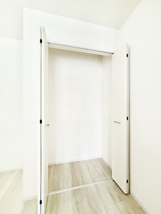 パントリー兼リビング収納!日用品や食品のストックなどスッキリ収納できます。