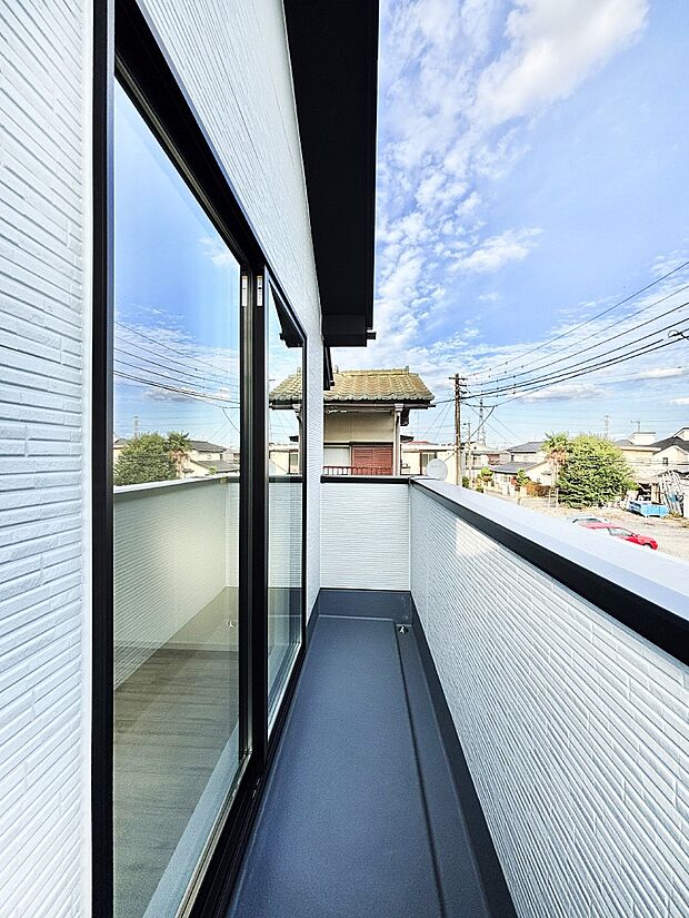 暖かな陽光が降り注ぐバルコニーはお洗濯におすすめ。爽やかな風も心地よいです。