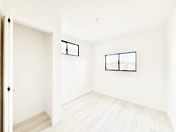 クローゼット付きのお部屋でスッキリとした空間でゆったり寛げます!