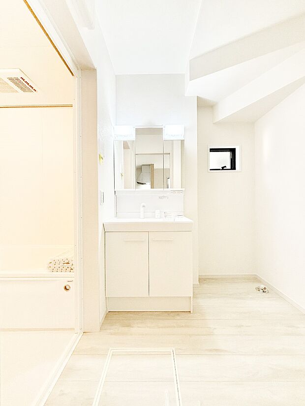 柔らかな朝の光を感じられる窓がついた洗面室