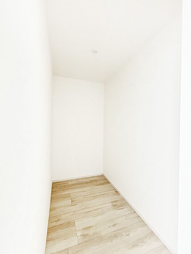 季節物の衣類もスッキリ収納できるウォークインクローゼット