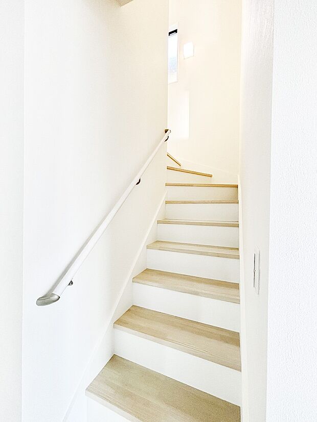 ご家族間のコミュニケーションが深まるリビングイン階段を採用!