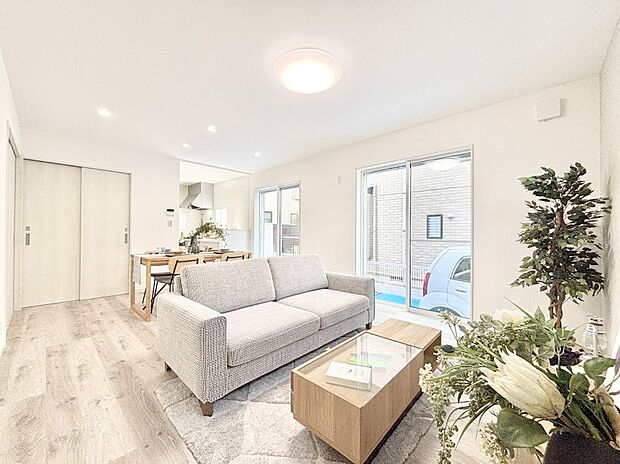 大きな窓からたっぷりの陽光と風を感じられるリビング