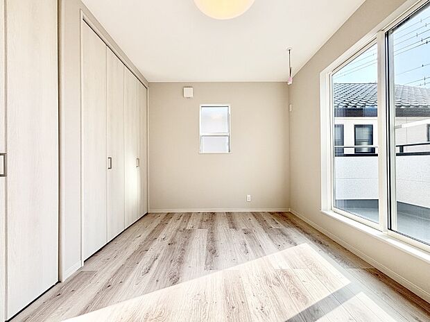 明るいバルコニーサイドに洋室を設置。目覚めの良い寝室に。