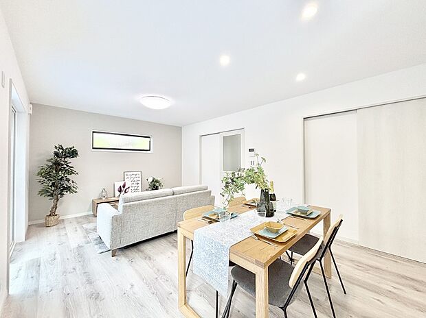 家族の笑顔が自然と生まれてくる、そんな雰囲気のダイニングに仕上がっています。