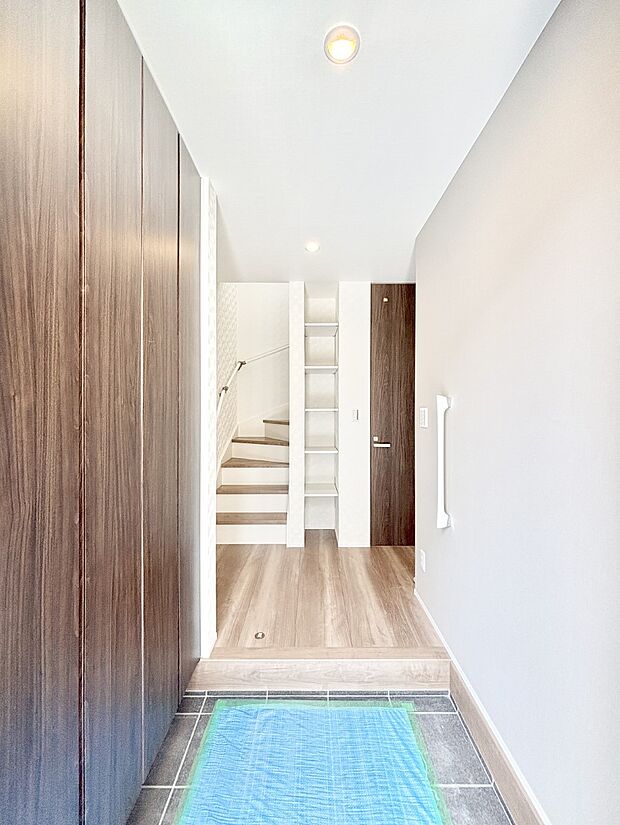 家族の帰宅やお客様をあたたかく迎える玄関。  