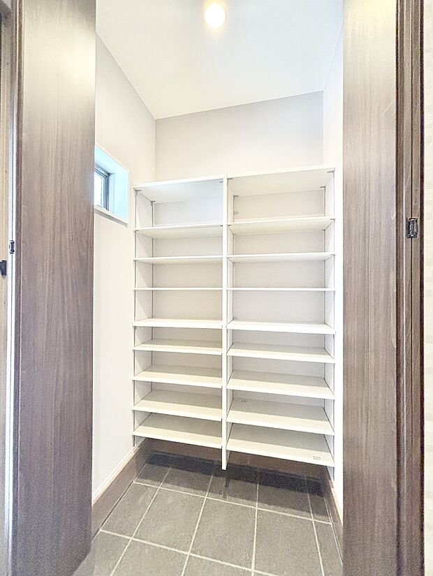 可動棚がついたシューズインクローゼット。雨具やベビーカー・外遊び道具などが置けるので便利ですね。