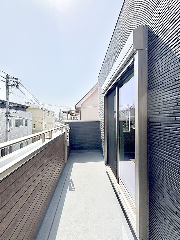 ゆったりバルコニーだから沢山お洗濯ものを干せます。