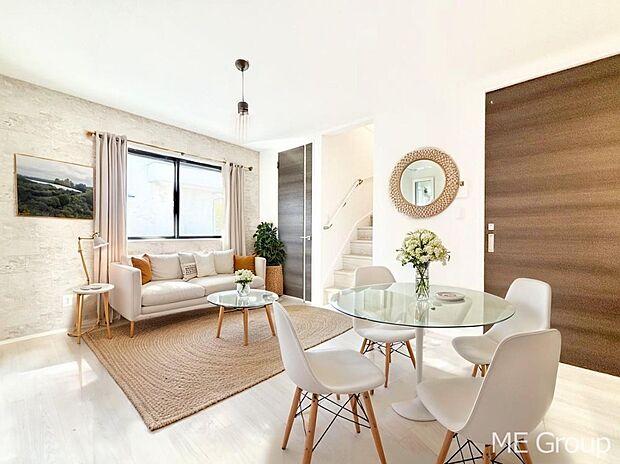 ご家族の賑やかな話し声で包まれる明るいリビング  ※家具はCGです