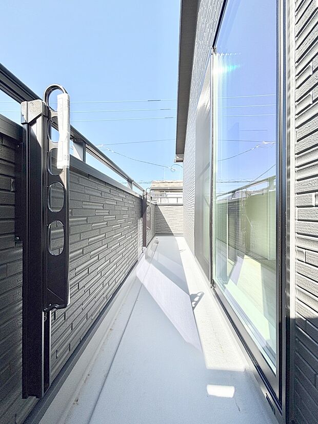 ゆったりバルコニーだから沢山お洗濯ものを干せます。