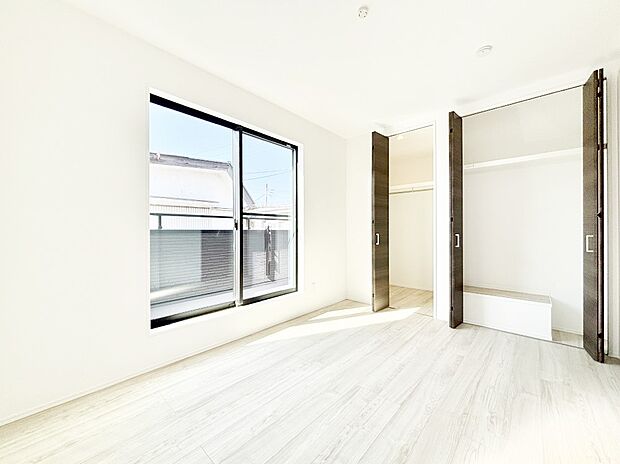 明るいバルコニーサイドに洋室を設置。目覚めの良い寝室に。 