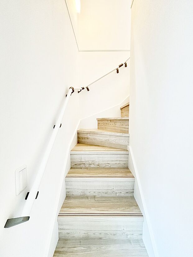 安全性を考慮し階段には手すりを設置しています