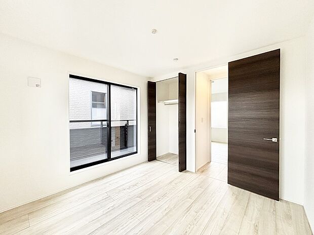 明るいバルコニーサイドに洋室を設置。目覚めの良い寝室に。 