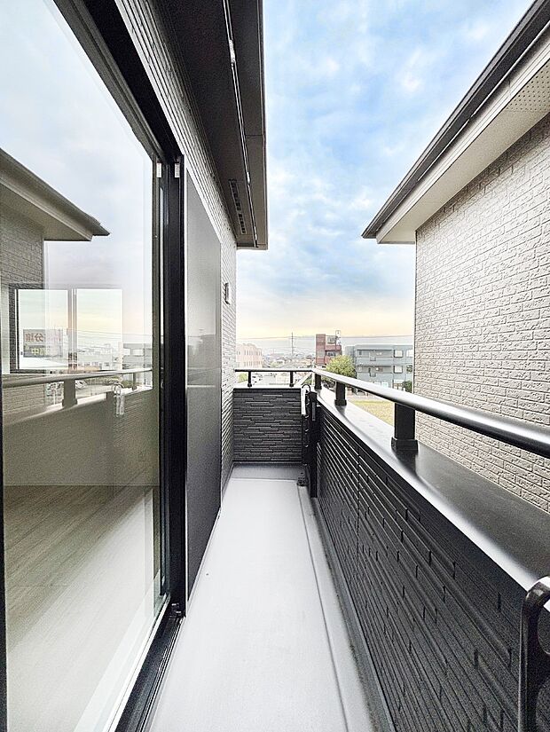 暖かな陽光が降り注ぐバルコニーはお洗濯におすすめ。爽やかな風も心地よいです。 