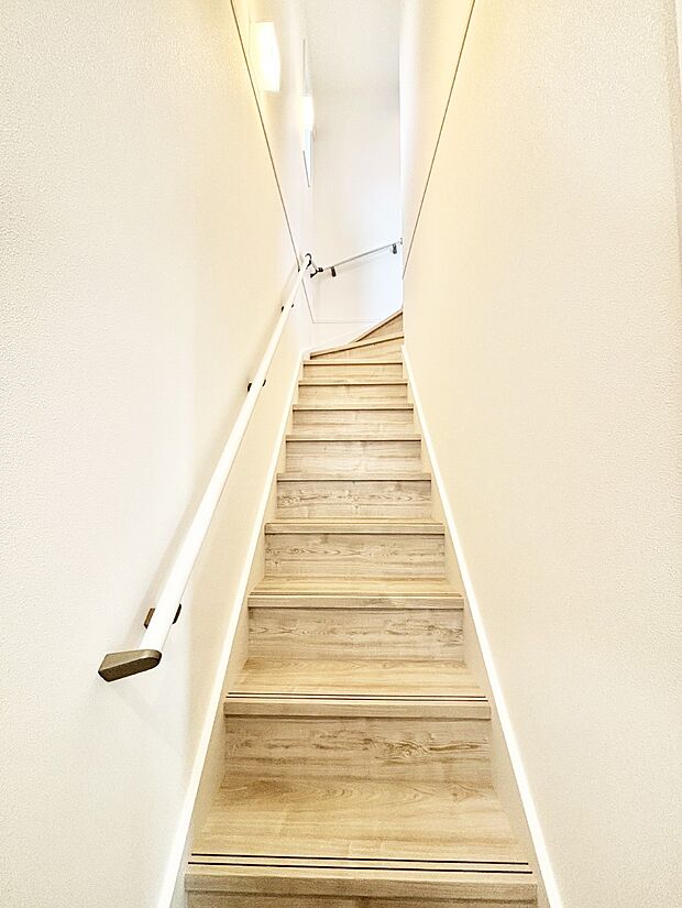 安全性を考慮し階段には手すりを設置しています