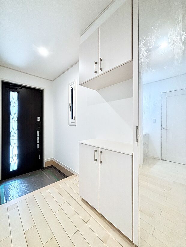 ミラー付きシューズボックスはお出かけ前の身だしなみチェックに便利