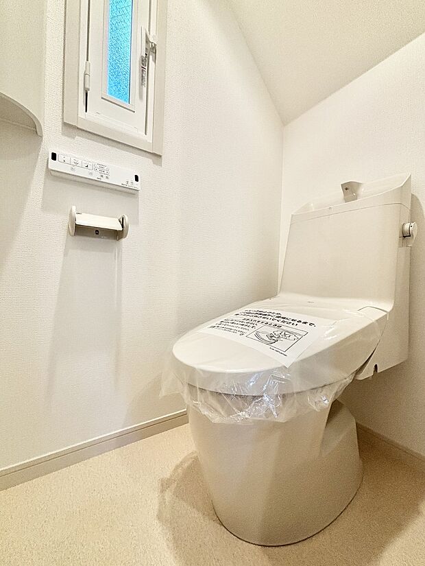 明るく清潔感のあるトイレです。