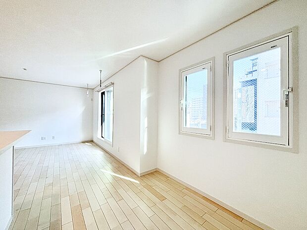 日当たりの良いリビング。お気に入りのグリーンを飾れば更に心地よさがアップ!