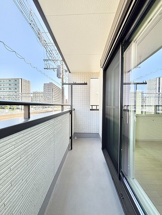 暖かな陽光が降り注ぐバルコニーはお洗濯におすすめ。爽やかな風も心地よいです。 