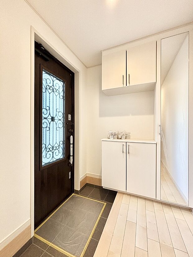 ミラー付きシューズボックスはお出かけ前の身だしなみチェックに便利