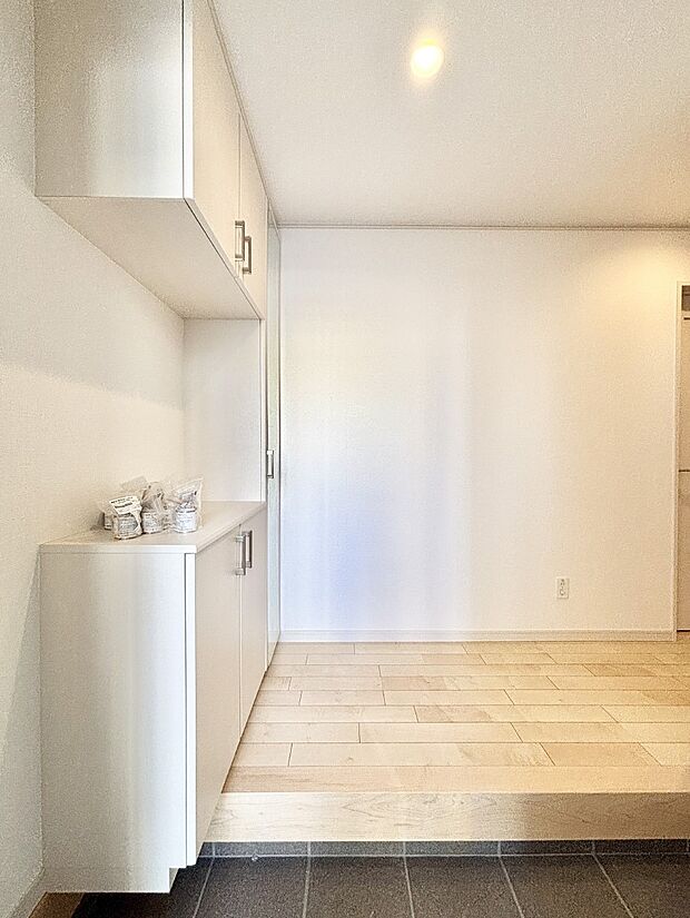 明るい玄関はお客様をお出迎えするのにぴったりです!