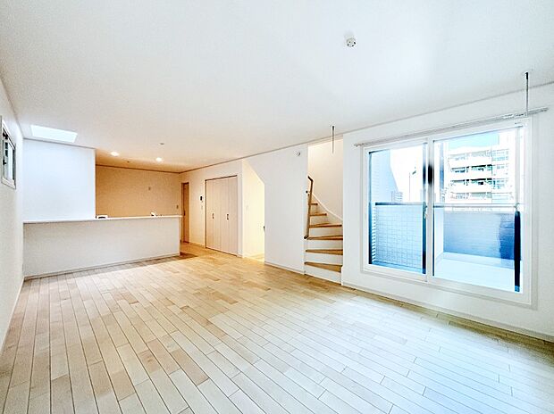 大きな窓からたっぷりの陽光と風を感じられるリビング