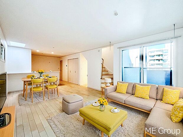 ご家族の賑やかな話し声で包まれる明るいリビング ※家具はCGです