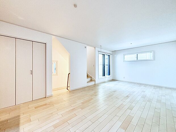 内装「ただいま」「おかえり」家族とのコミュニケーションが深まるリビングイン階段。