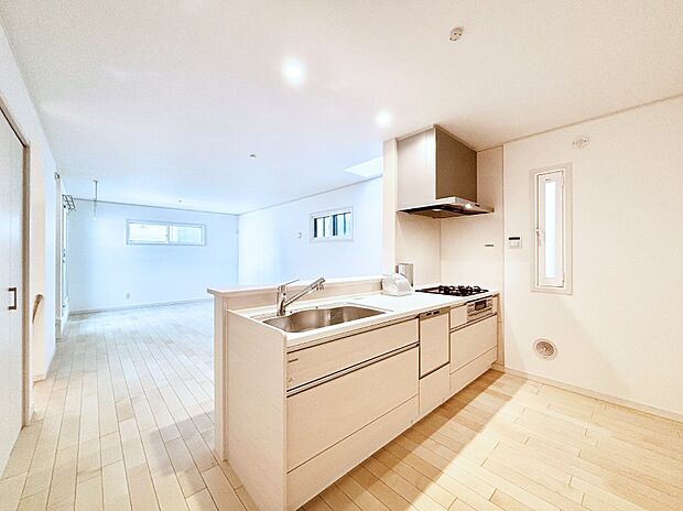 爽やかな風が通り抜けるキッチン。窓があるので明るく換気にも役立ちます。