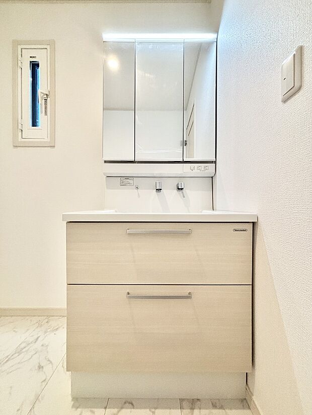 大きく見やすい三面鏡で清潔感ある洗面台は、身だしなみチェックや肌のお手入れにおすすめです。