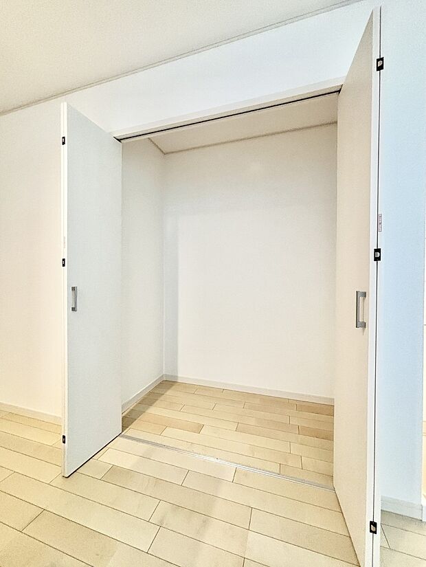 キッチンにはパントリー!食材のストックはもちろん、日用品の収納など使い方はいろいろ!