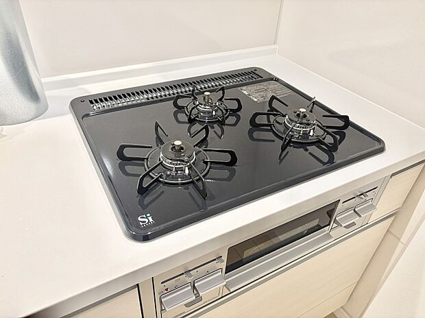 ガスコンロはSiセンサー搭載。火力調節や焦げ付き・消し忘れも防いでくれます。