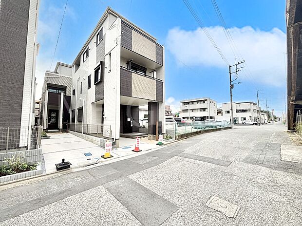 奥まった地形は、車道に面しておらず、静かでプライベート感を味わえる立地です。