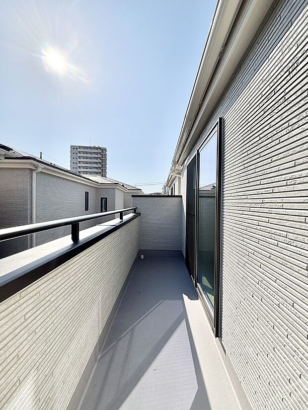 暖かな陽光が降り注ぐバルコニーはお洗濯におすすめ。爽やかな風も心地よいです。