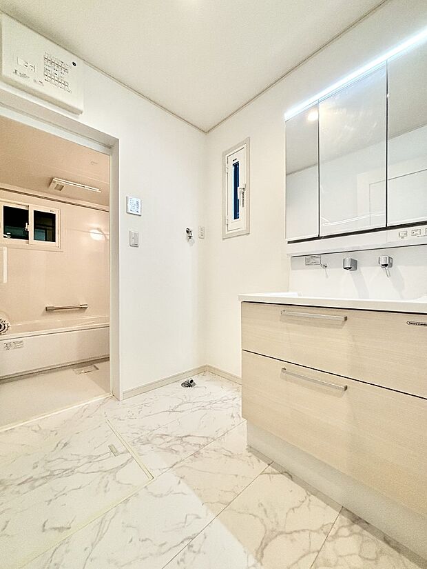 小窓がついているので湿気の多い場所でも換気が十分行えます。毎日の身支度を気持ち良く!