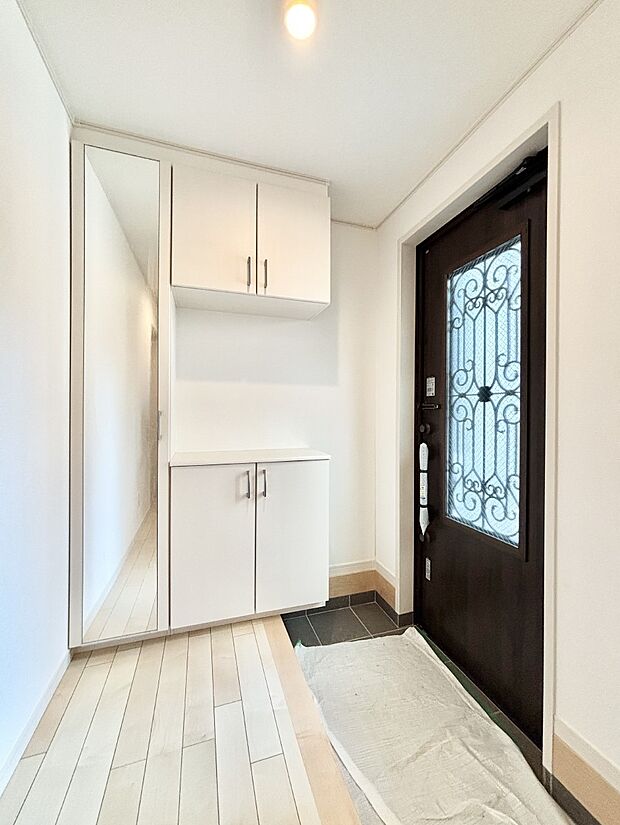 飾り棚を利用して、お越しいただくお客様をおもてなしできます。