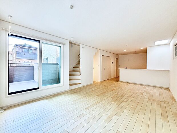 プライバシーも守れる2階リビングは明るく開放感たっぷり！