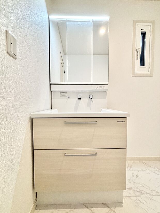 大きく見やすい三面鏡で清潔感ある洗面台は、身だしなみチェックや肌のお手入れにおすすめです。 