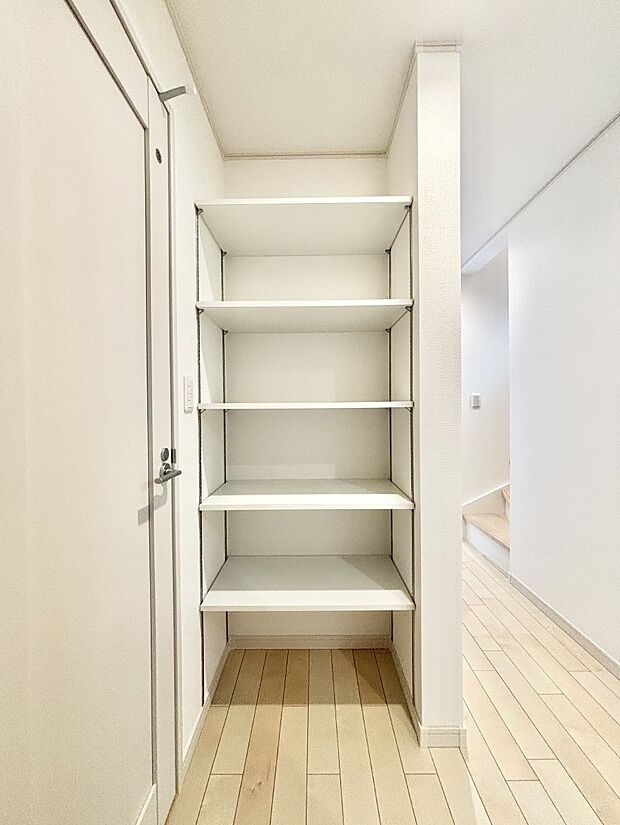 1階廊下の可動棚収納。収納する物によって高さを調節できるので便利です。