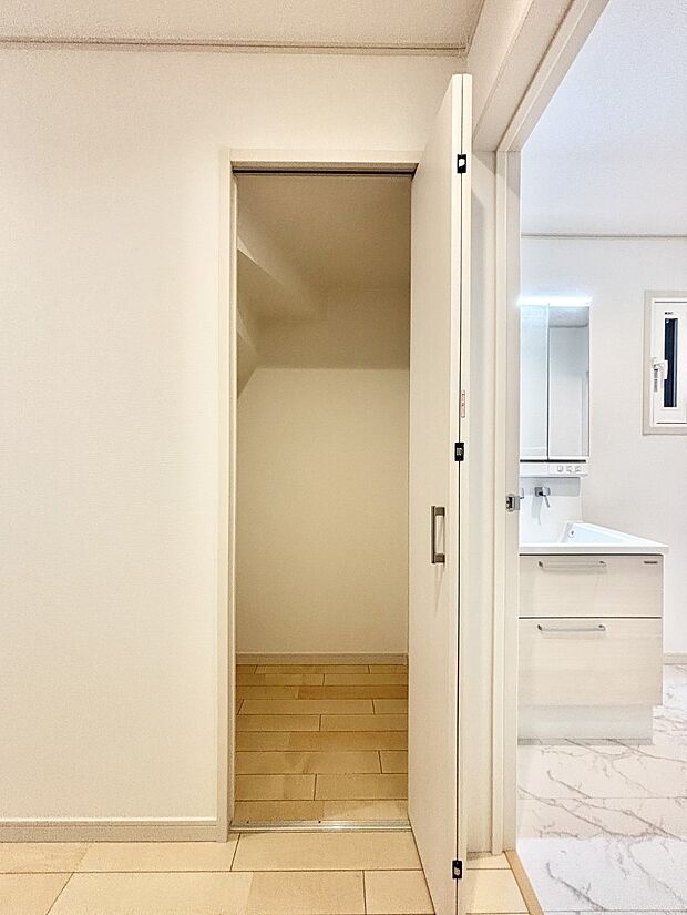 1階廊下収納には掃除用品や日用品のストックなどを収納できます。