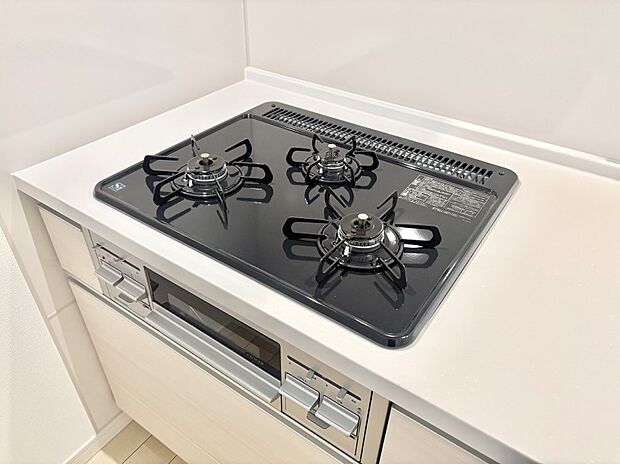 ガスコンロはSiセンサー搭載。火力調節や焦げ付き・消し忘れも防いでくれます。