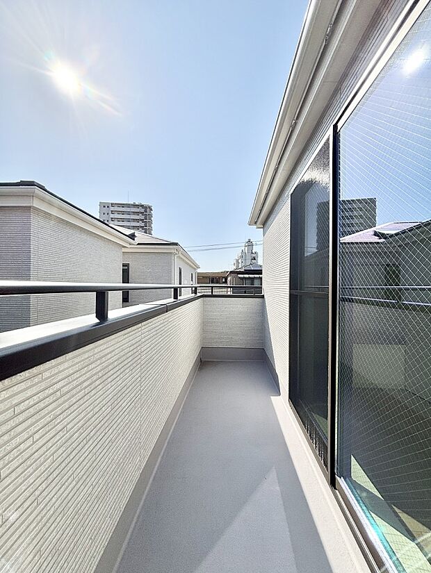 バルコニーはうれしい2ヶ所付き。お洗濯物やお布団をたっぷり干せます。