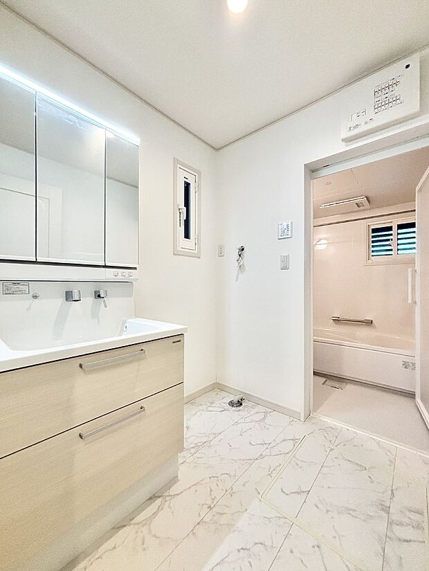 小窓がついているので湿気の多い場所でも換気が十分行えます。毎日の身支度を気持ち良く!